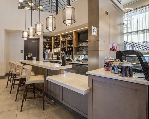 Imagen del bar/restaurante del Hotel DoubleTree by Hilton Asheville Downtown. Foto 5