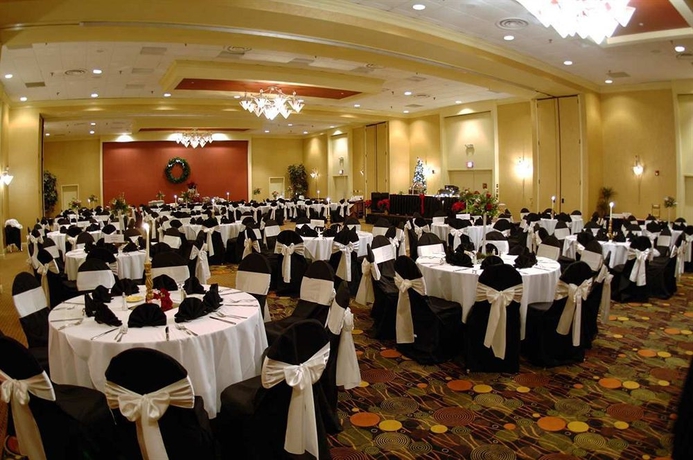 Imagen de los interiores del Hotel DoubleTree by Hilton Atlanta Windy Hill Ballpark. Foto 8