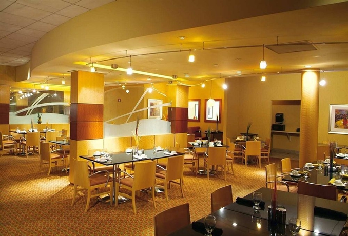 Imagen del bar/restaurante del Hotel DoubleTree by Hilton Atlanta Windy Hill Ballpark. Foto 2