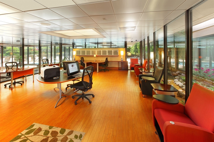 Imagen de los interiores del Hotel DoubleTree by Hilton Atlanta Windy Hill Ballpark. Foto 12
