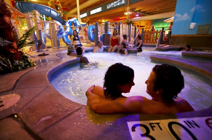 Imagen de la piscina del Hotel DoubleTree by Hilton Boston North Shore. Foto 14