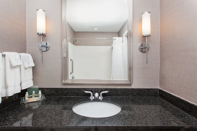 Imagen de la habitación del Hotel DoubleTree by Hilton Brunswick. Foto 8