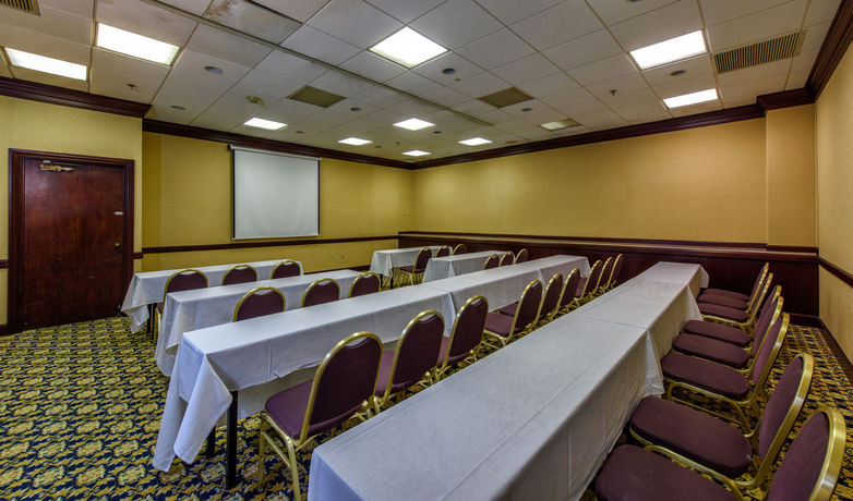 Imagen de los interiores del Hotel DoubleTree by Hilton Canton Downtown. Foto 3