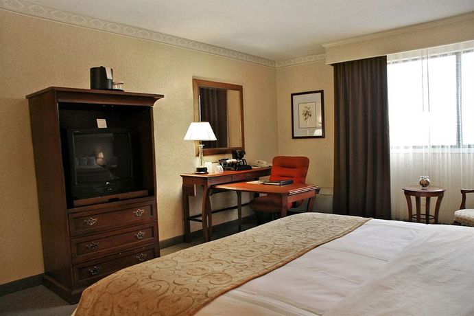 Imagen de los interiores del Hotel DoubleTree by Hilton Canton Downtown. Foto 5
