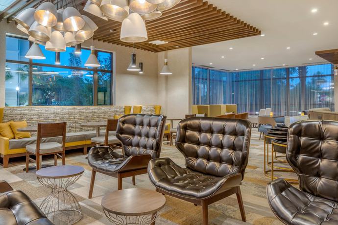 Imagen de los interiores del Hotel DoubleTree by Hilton Charleston Riverview. Foto 19