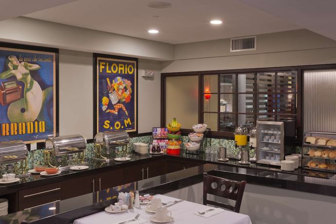 Imagen del bar/restaurante del Hotel DoubleTree by Hilton Chatsworth. Foto 3