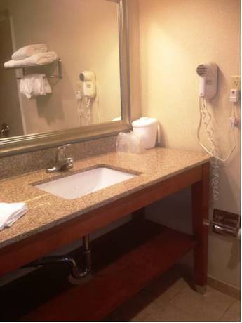 Imagen de la habitación del Hotel DoubleTree by Hilton Concord Downtown. Foto 6