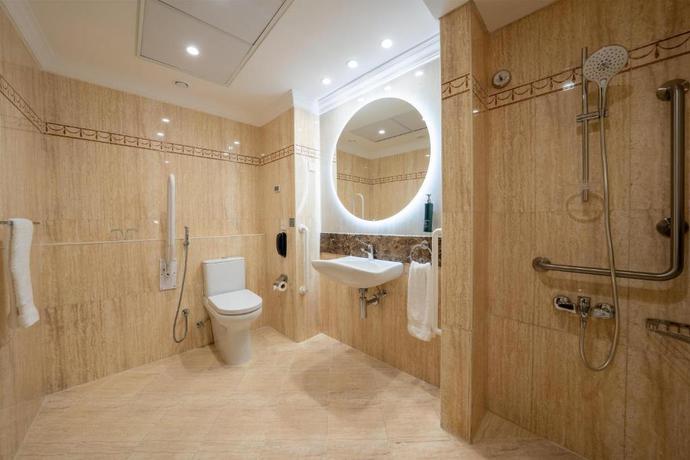 Imagen de la habitación del Hotel DoubleTree by Hilton Dubai Port Saeed. Foto 11