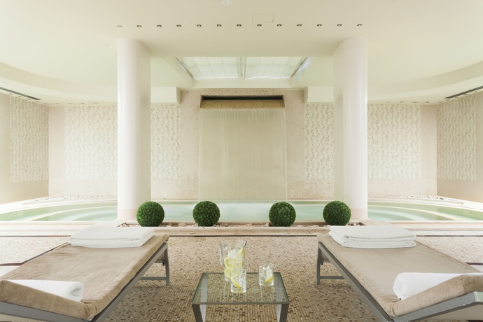 Imagen de la piscina del Hotel DoubleTree by Hilton Florence Metropole. Foto 14