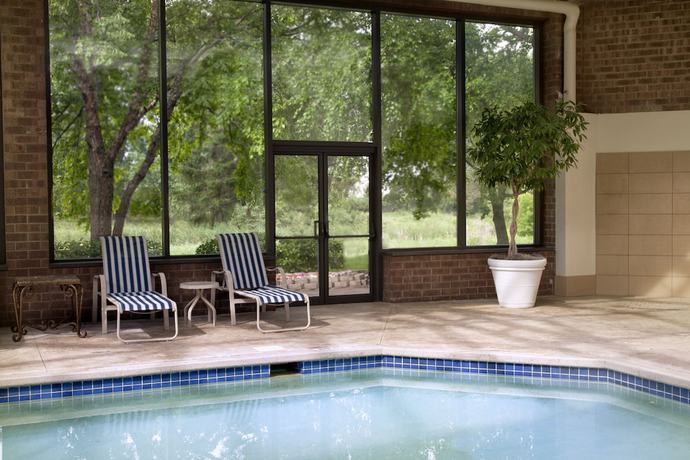 Imagen de la piscina del Hotel DoubleTree by Hilton Hotel Minneapolis North. Foto 17