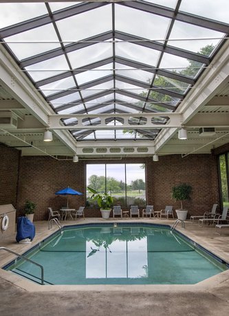 Imagen de la piscina del Hotel DoubleTree by Hilton Hotel Minneapolis North. Foto 18