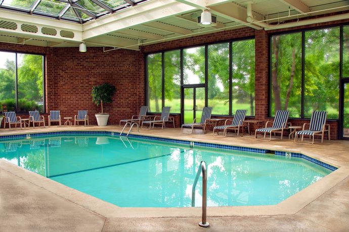 Imagen de la piscina del Hotel DoubleTree by Hilton Hotel Minneapolis North. Foto 19