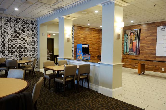 Imagen del bar/restaurante del Hotel DoubleTree by Hilton Hotel Minneapolis North. Foto 4