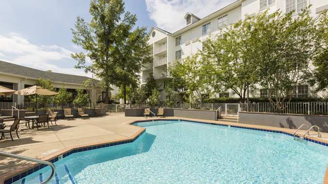 Imagen de la piscina del Hotel DoubleTree by Hilton Hotel Raleigh-Durham Airport at Research Triangle Park. Foto 12