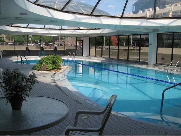 Imagen de la piscina del Hotel DoubleTree by Hilton Hotel & Suites Pittsburgh Downtown. Foto 15