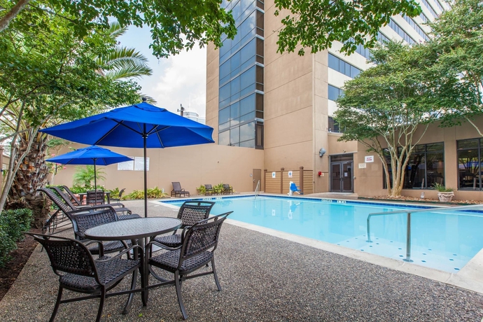 Imagen de la piscina del Hotel DoubleTree by Hilton Houston Medical Center Hotel and Suites. Foto 15