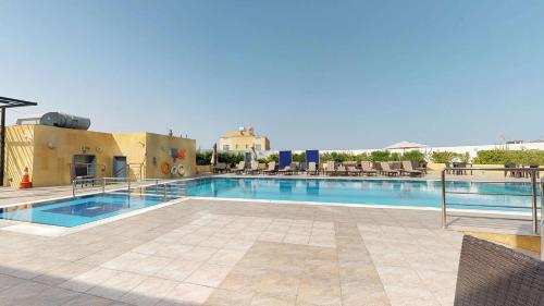 Imagen de la piscina del Hotel DoubleTree by Hilton Jeddah Al Andalus Mall. Foto 18