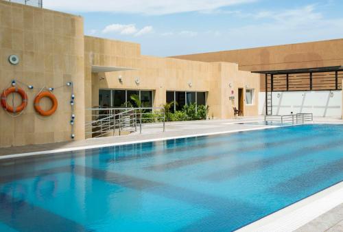 Imagen de la piscina del Hotel DoubleTree by Hilton Jeddah Al Andalus Mall. Foto 19