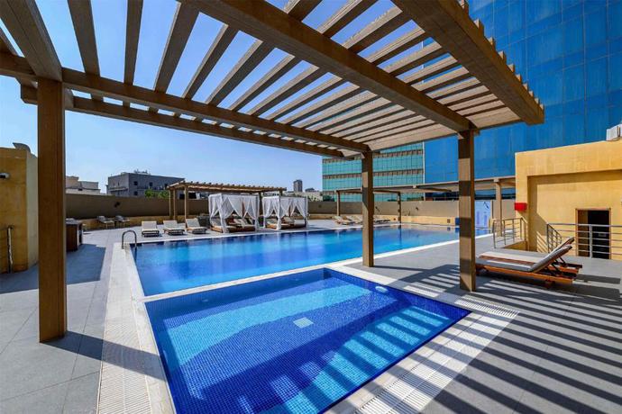 Imagen de la piscina del Hotel DoubleTree by Hilton Jeddah Al Andalus Mall. Foto 16