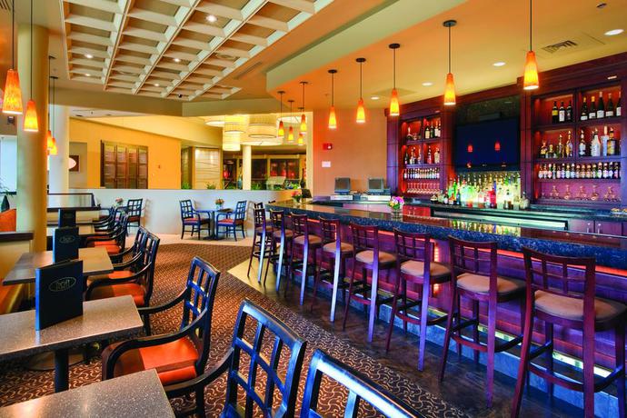 Imagen del bar/restaurante del Hotel DoubleTree by Hilton Kansas City - Overland Park. Foto 2