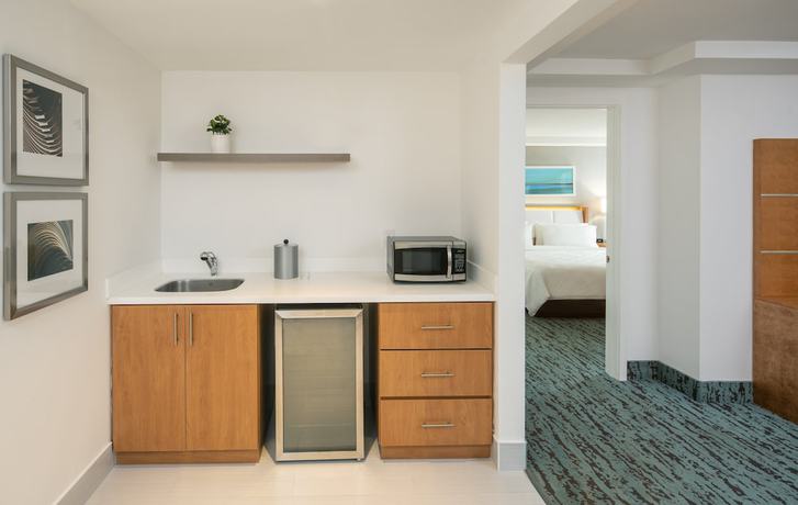 Imagen de la habitación del Hotel DoubleTree by Hilton Miami North I-95, FL. Foto 10