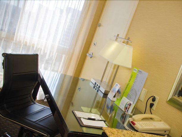 Imagen de la habitación del Hotel DoubleTree by Hilton New York JFK Airport. Foto 6