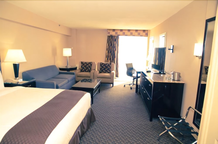 Imagen de la habitación del Hotel DoubleTree by Hilton New York JFK Airport. Foto 9