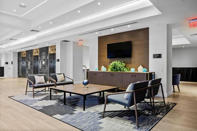 Imagen de los interiores del Hotel DoubleTree by Hilton New York JFK Airport. Foto 9