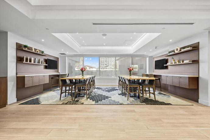 Imagen de los interiores del Hotel DoubleTree by Hilton New York JFK Airport. Foto 10