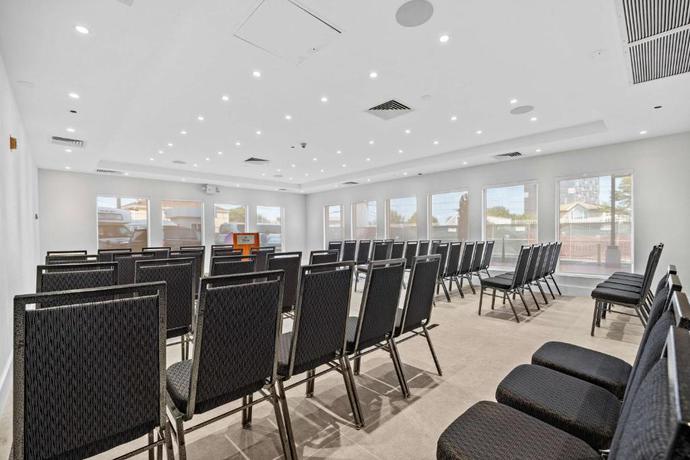 Imagen de los interiores del Hotel DoubleTree by Hilton New York JFK Airport. Foto 12