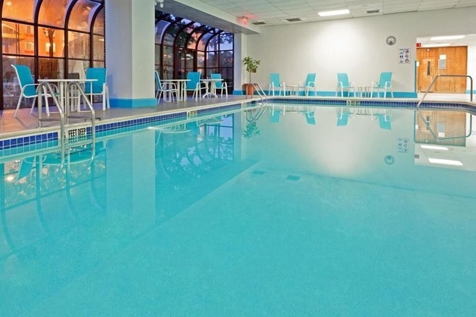 Imagen de la piscina del Hotel DoubleTree by Hilton New York LaGuardia Airport. Foto 16