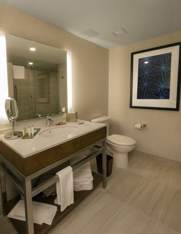 Imagen de la habitación del Hotel DoubleTree by Hilton Niagara Falls New York. Foto 6