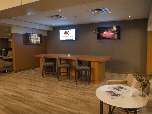 Imagen del bar/restaurante del Hotel DoubleTree by Hilton Niagara Falls New York. Foto 2