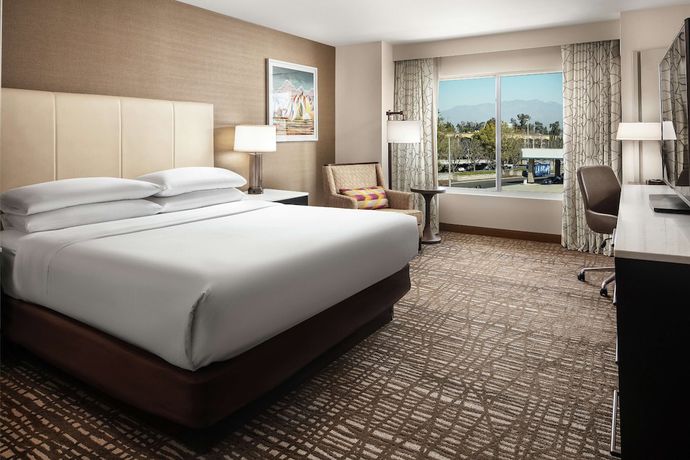 Imagen de la habitación del Hotel DoubleTree by Hilton Ontario Airport. Foto 9