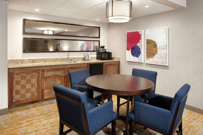 Imagen de la habitación del Hotel DoubleTree by Hilton Ontario Airport. Foto 11
