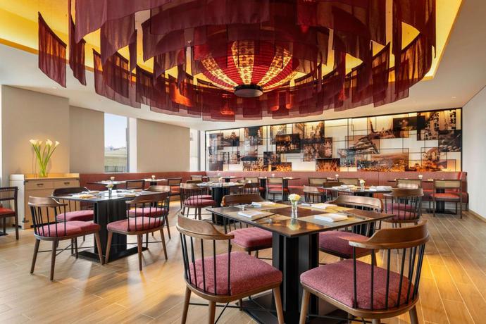 Imagen del bar/restaurante del Hotel DoubleTree by Hilton Osaka Castle. Foto 2