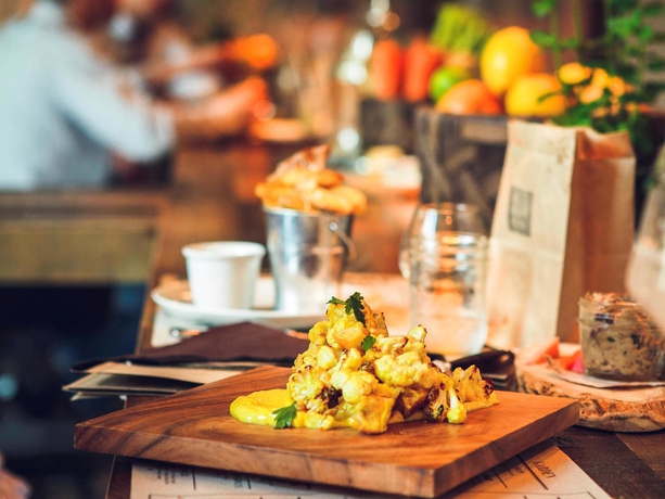 Imagen del bar/restaurante del Hotel DoubleTree by Hilton Ottawa Downtown. Foto 9