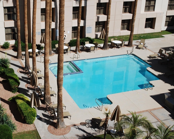 Imagen de la piscina del Hotel DoubleTree by Hilton Phoenix Chandler. Foto 15