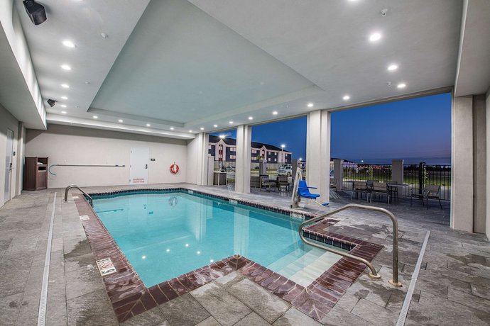 Imagen de la piscina del Hotel DoubleTree by Hilton Sulphur Lake Charles. Foto 18