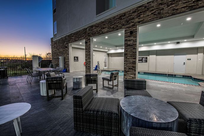Imagen de la piscina del Hotel DoubleTree by Hilton Sulphur Lake Charles. Foto 20