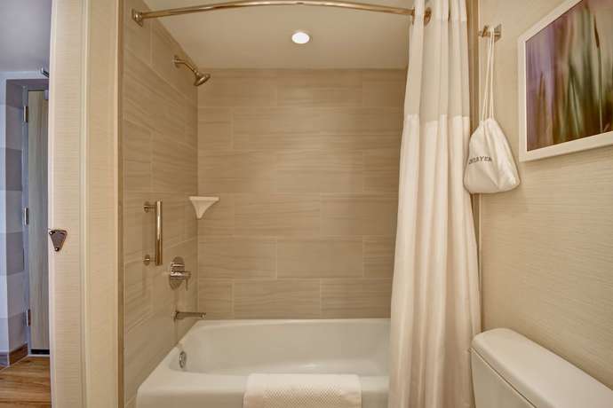Imagen de la habitación del Hotel DoubleTree by Hilton Virginia Beach Oceanfront South. Foto 11