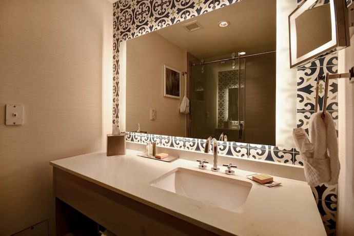Imagen de la habitación del Hotel DoubleTree by Hilton Virginia Beach Oceanfront South. Foto 13