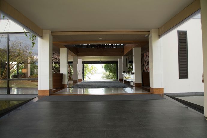 Imagen de los interiores del Hotel DoubleTree by Hilton Weerawila Rajawarna Resort. Foto 17