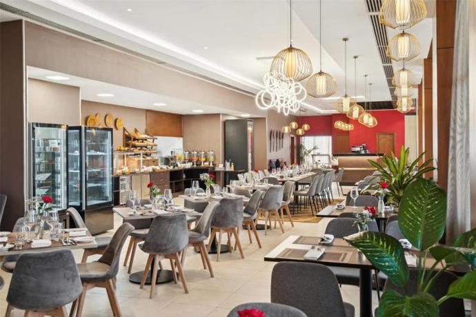 Imagen del bar/restaurante del Hotel Doubletree By Hilton Addis Ababa Airport. Foto 2
