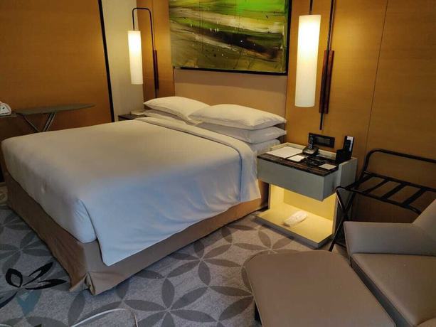 Imagen de la habitación del Hotel Doubletree By Hilton Ahmedabad. Foto 2