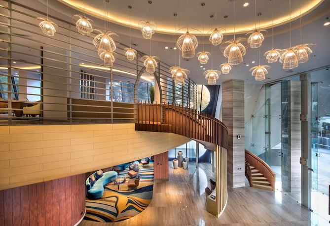 Imagen de los interiores del Hotel Doubletree By Hilton Ahmedabad. Foto 16