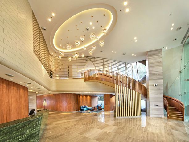 Imagen de los interiores del Hotel Doubletree By Hilton Ahmedabad. Foto 18