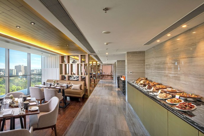 Imagen de los interiores del Hotel Doubletree By Hilton Ahmedabad. Foto 20