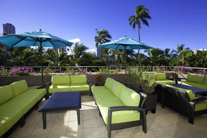 Imagen del bar/restaurante del Hotel Doubletree By Hilton Alana - Waikiki Beach. Foto 2