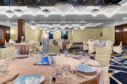 Imagen de la habitación del Hotel Doubletree By Hilton Arlington Dfw South. Foto 6